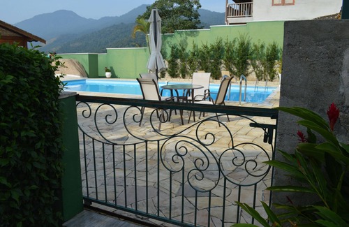 Tesouro da Colina Apartment | Idyllic Island Guest House with Ocean Views & Pet-Friendly Stay