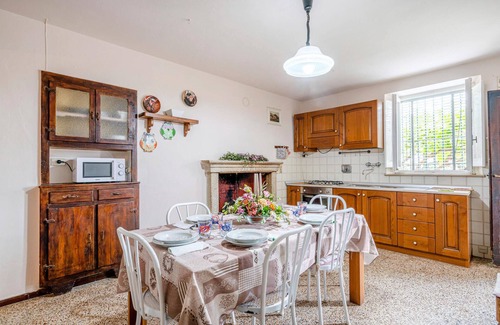 Capannori House | Renovated Farmhouse: Cozy B&B & Apartments with Pool