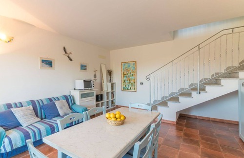 Capo Testa House | Cozy Oceanfront Apartment for 4 with Terrace and Parking