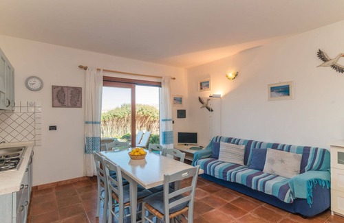 Capo Testa House | Cozy Oceanfront Apartment for 4 with Terrace and Parking