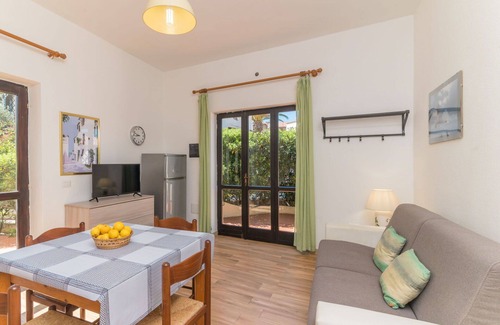 Capo Testa Apartment | Cozy Oceanfront Apartment for 4 with A/C and Pet Welcome