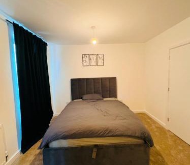 South Hornchurch House | Beautiful King Sized En-suite Room - Anderson Home