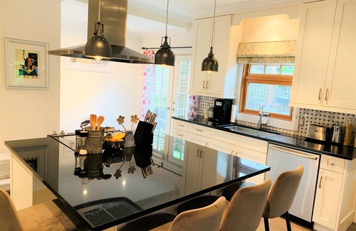 Kitsilano House | Pet-Friendly Kitsilano Retreat with Oceanfront Views