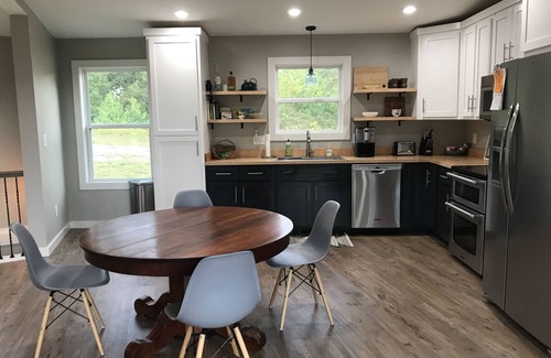 Stewart House | Scenic Lake View Retreat for Families & Pets, 10/10 Rated