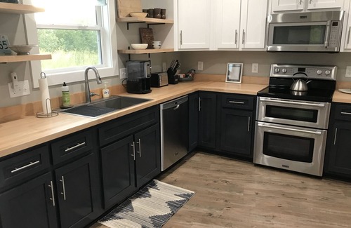 Stewart House | Scenic Lake View Retreat for Families & Pets, 10/10 Rated
