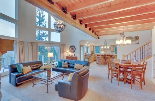 Blue Jay Cabin | Idyllic Lake Arrowhead Cabin with EV Charger & Spa Amenities