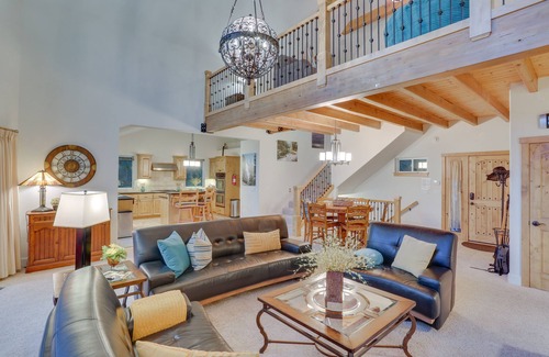 Blue Jay Cabin | Idyllic Lake Arrowhead Cabin with EV Charger & Spa Amenities