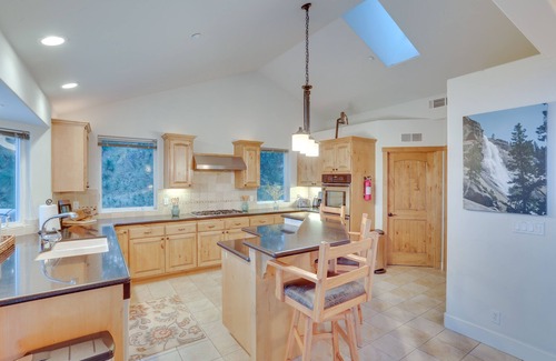 Blue Jay Cabin | Idyllic Lake Arrowhead Cabin with EV Charger & Spa Amenities