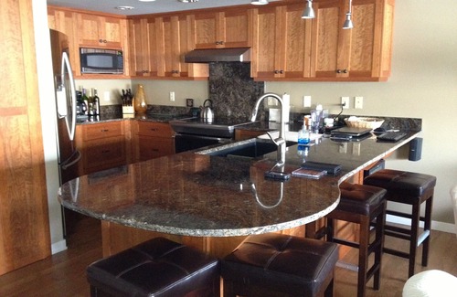 Chelan Condo | Prime Lake Chelan Beachfront Condo Steps from Downtown