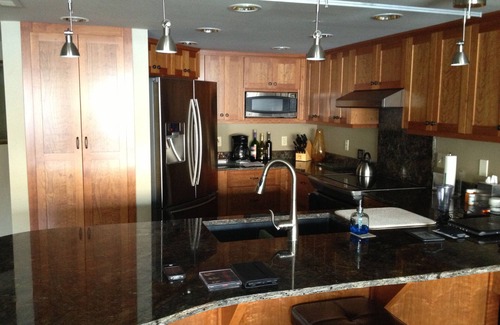 Chelan Condo | Prime Lake Chelan Beachfront Condo Steps from Downtown