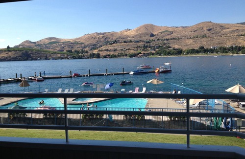 Chelan Condo | Prime Lake Chelan Beachfront Condo Steps from Downtown