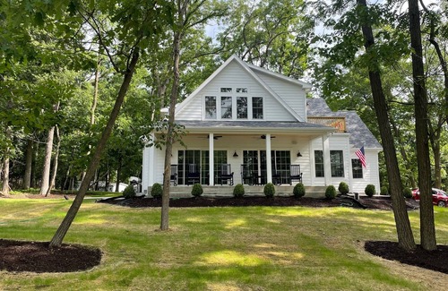 Delavan Lake Cottage | Beautiful Lake Cottage - Great for large families or group events!