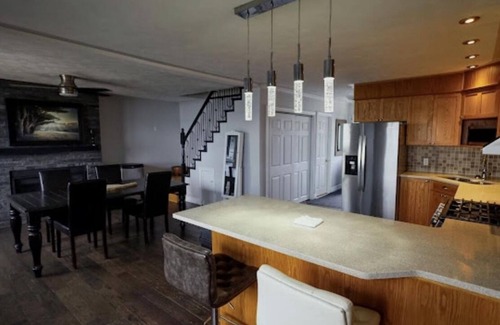 West Nipissing House | Idyllic Lake House Retreat with Spa & Hot Tub Access