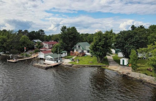 West Nipissing House | Idyllic Lake House Retreat with Spa & Hot Tub Access