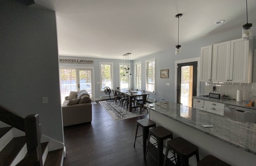 Franklin House | Tranquil Lake House: Family-Friendly Retreat with Kitchen