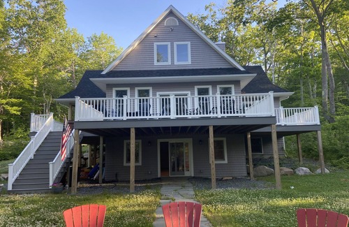 Franklin House | Tranquil Lake House: Family-Friendly Retreat with Kitchen