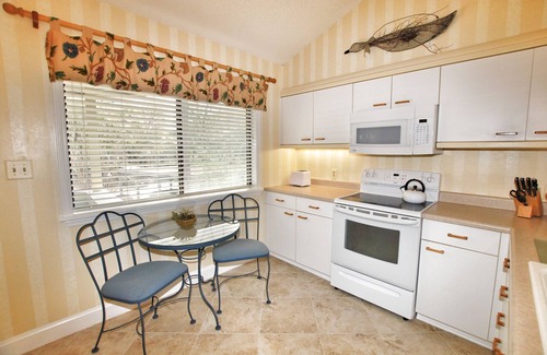 Arcadian Shores Condo | Lake View Villa at Kingston Plantation with Pool & Spa