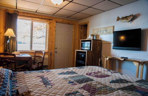 Rice Lake Cabin | Discover Room 3 at Fisherman's Hideaway - Curriers Lakeview