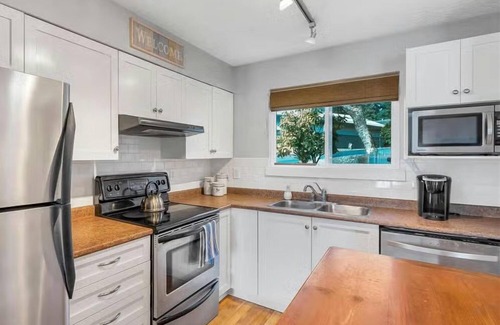 Shawnigan Lake Condo | Beautiful lakefront condo and beach on charming Shawnigan Lake, BC Canada