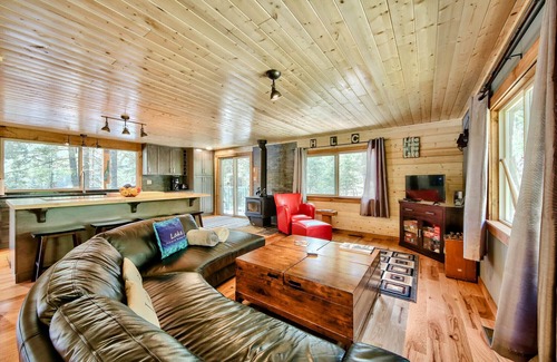 Kamloops Cottage | Idyllic Lakefront Getaway at Heffley Lake - Rated 9.8/10