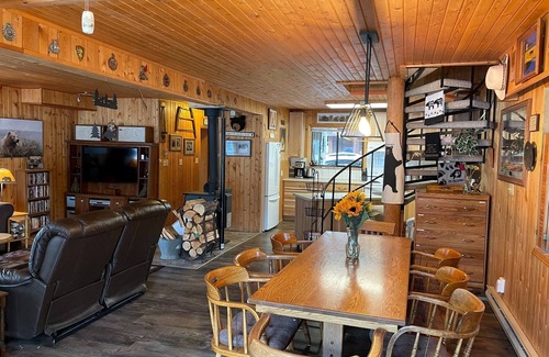 Okanagan-Similkameen Cabin | Idyllic Lakefront Cabin Retreat on Osprey Lake with Pool
