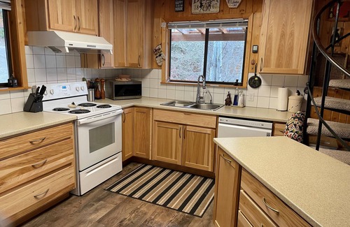 Okanagan-Similkameen Cabin | Idyllic Lakefront Cabin Retreat on Osprey Lake with Pool