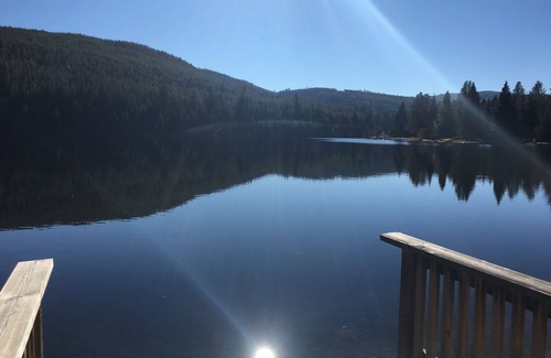 Okanagan-Similkameen Cabin | Idyllic Lakefront Cabin Retreat on Osprey Lake with Pool
