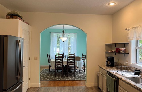 Umatilla House | Top-Rated Lakefront Retreat with Breakfast & Family Amenities