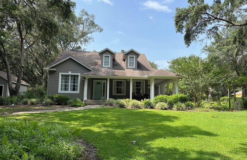Umatilla House | Top-Rated Lakefront Retreat with Breakfast & Family Amenities