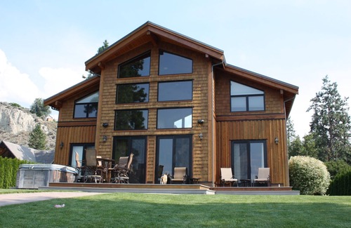 Okanagan-Similkameen House | Inviting Lakefront Property in Naramata, BC with Pool & Spa