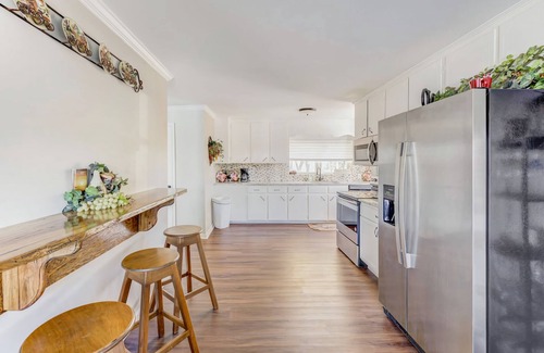 Alexander City House | Inviting Lakehouse with Pet-Friendly Amenities & Spa Access