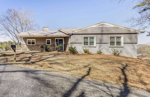 Alexander City House | Inviting Lakehouse with Pet-Friendly Amenities & Spa Access