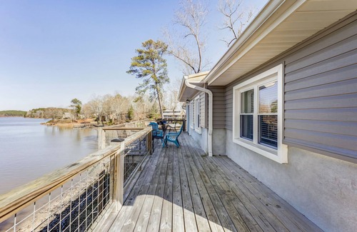 Alexander City House | Inviting Lakehouse with Pet-Friendly Amenities & Spa Access