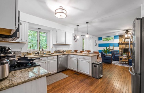 Locust Grove House | Idyllic Lakehouse Retreat with Kayaks, Canoes & Hot Tub