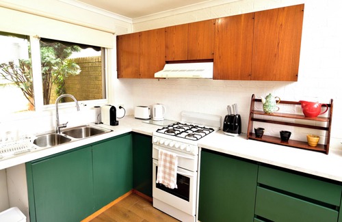Ringwood East House | Beautiful lakeside unit, walk to train station, schools and Eastland