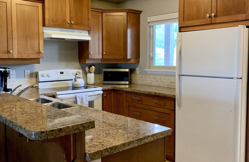 Okanagan-Similkameen House | Scenic Lakeview Townhome with Pool at Lakeshore Villas