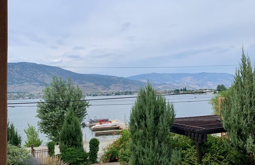 Okanagan-Similkameen House | Scenic Lakeview Townhome with Pool at Lakeshore Villas
