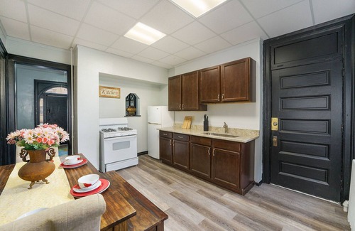 Uptown Apartment | Cozy 1 Bed Retreat in Capitol Hill, Denver - Family-Friendly!