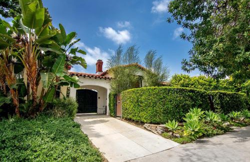 Pico - Robertson Villa | Inviting 2 Bedroom Retreat with Pool and Hot Tub Amenities