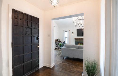 Pico - Robertson Villa | Inviting 2 Bedroom Retreat with Pool and Hot Tub Amenities