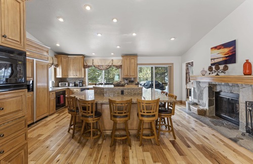 Round Hill Village House | Expansive 6-Bedroom Lake Tahoe Retreat with Hot Tub & Pool