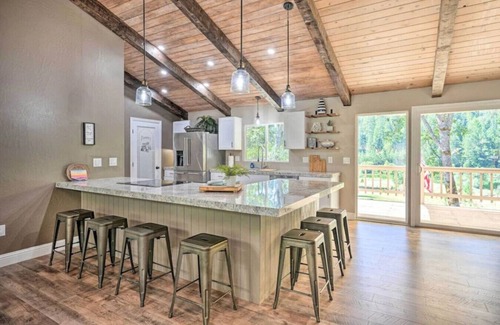 Glencoe Cabin | Spacious Ski Retreat with Wine Tasting & Top Amenities