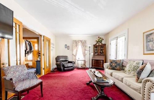 Eastside House | Inviting Colonial Home with Kitchen & Breakfast Included