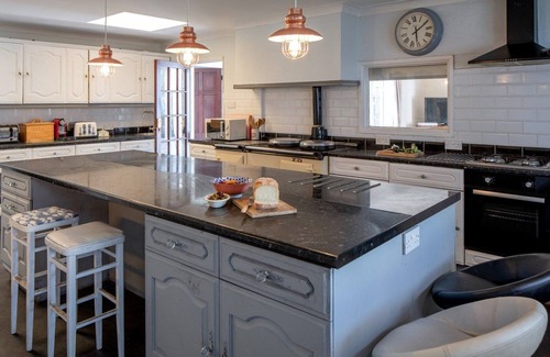 Maenporth House | Cozy Cottage by the Sea with Hot Tub & Indoor Pool