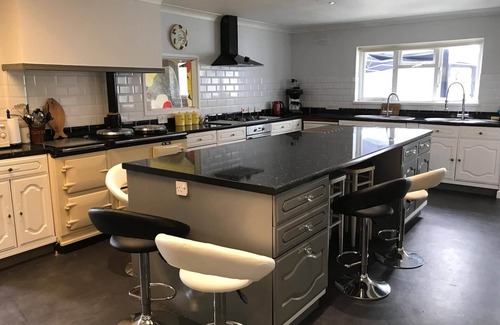 Maenporth House | Cozy Cottage by the Sea with Hot Tub & Indoor Pool