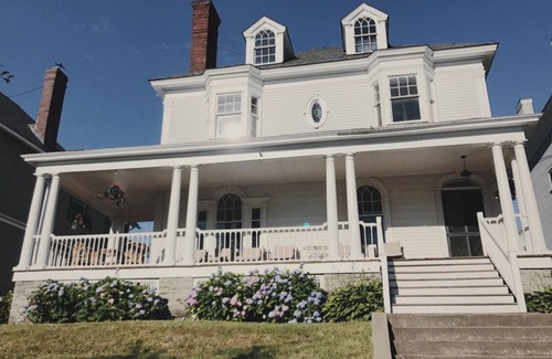 Oswego House | Historic 6-Bedroom Home with Ocean View & Breakfast