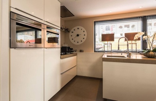 Jordaan Boat Rental | Discover a Unique Houseboat-Apartment in Amsterdam's Heart