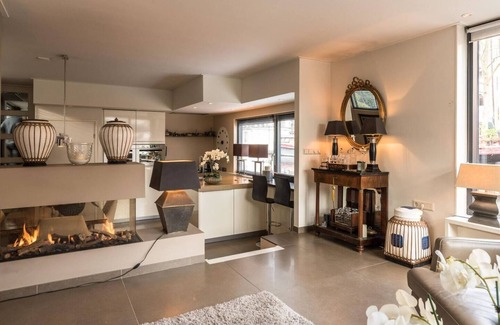 Jordaan Boat Rental | Discover a Unique Houseboat-Apartment in Amsterdam's Heart