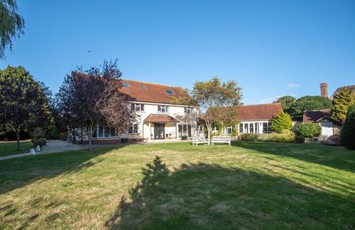 Felpham House | Spacious Beach House Retreat with Pool and Ocean Views