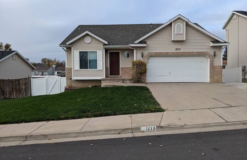 Layton House | Guest Rated: 10/10 Home with Kitchen & Breakfast Included